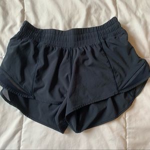 Lululemon True Navy Hotty Hots LR 2.5” Size 4